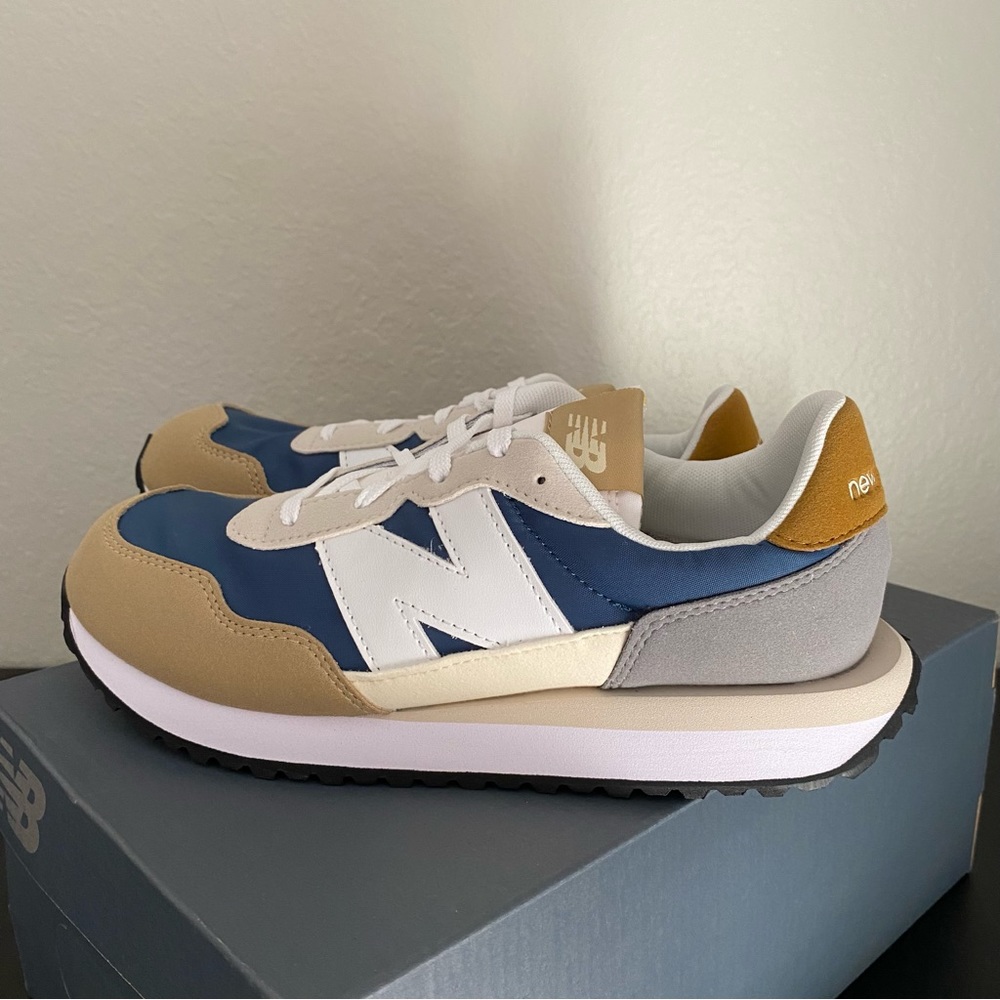 New Balance sneakers size 6 New with Box